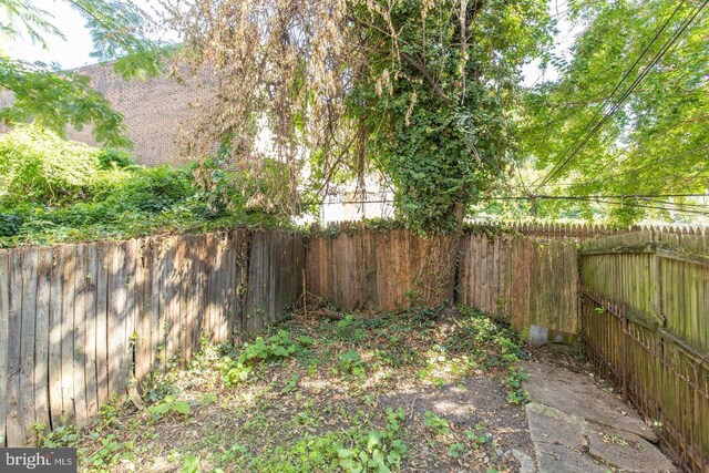 3547 N 21st St, Philadelphia, PA 19140 - view of yard with a fenced backyard