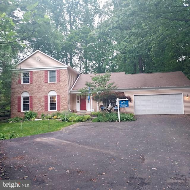 view of front facade with driveway and an attached garage