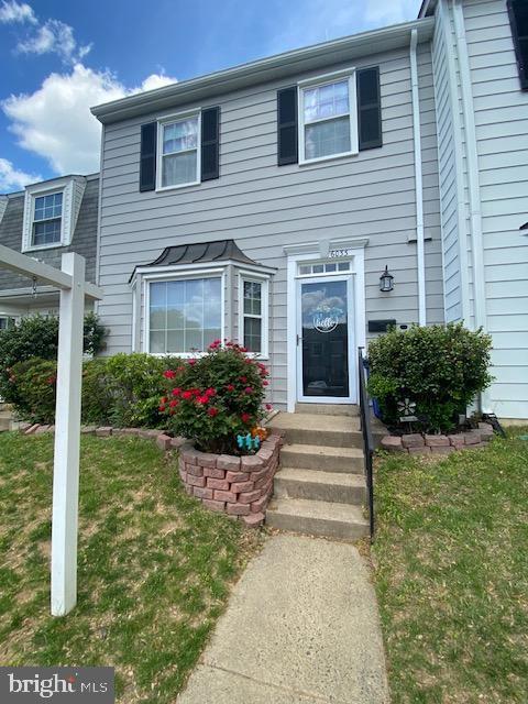 6033 Sweet Dale Ct, Springfield, VA 22152 - view of front of house with a front lawn