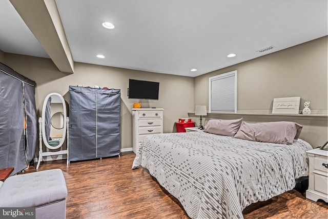 bedroom featuring recessed lighting, baseboards, visible vents, and dark wood-style floors