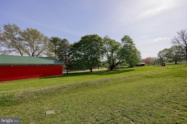 view of yard featuring an outbuilding