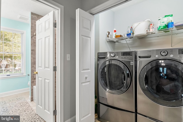 laundry area with laundry area, baseboards, and independent washer and dryer
