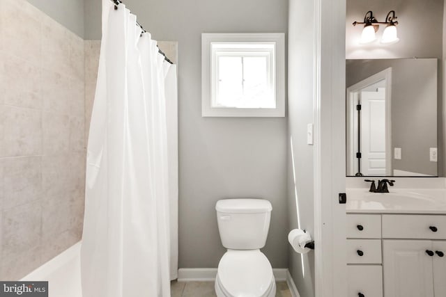 full bath featuring vanity, baseboards, a tile shower, and toilet