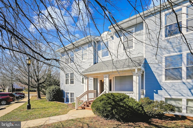 view of front facade with a front yard