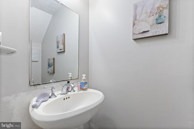 bathroom featuring a sink