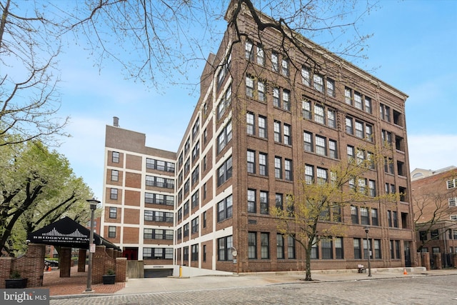 view of apartment building / complex