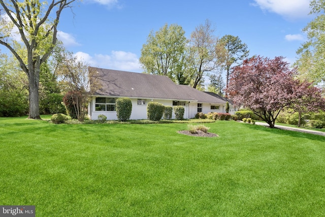single story home featuring a front lawn