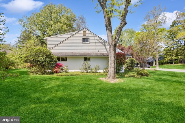 view of side of property featuring a lawn