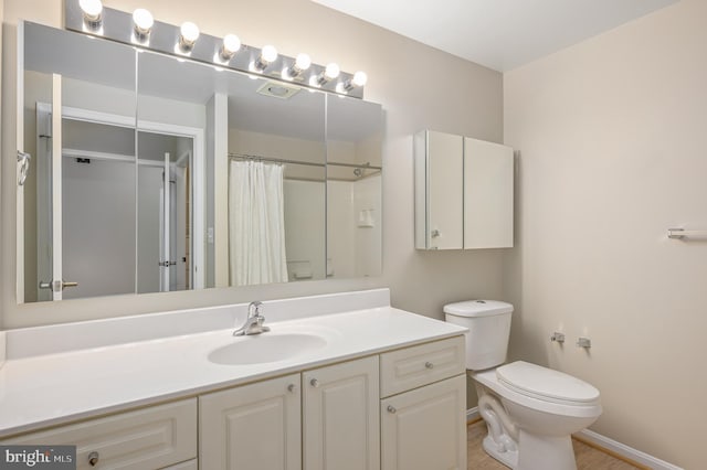 full bath with toilet, vanity, baseboards, and a shower with shower curtain