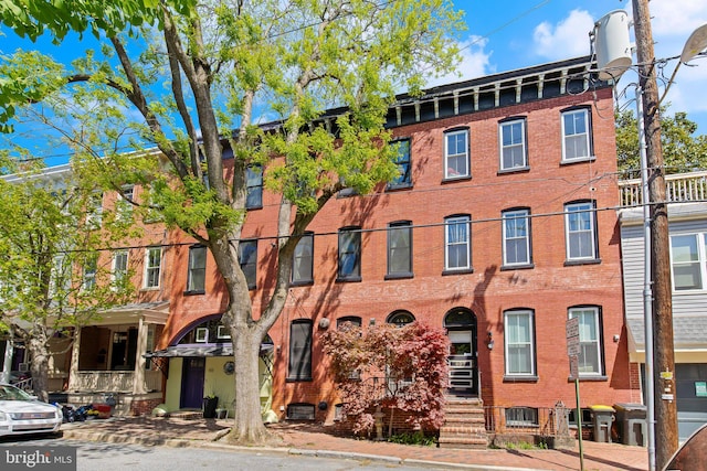 view of front facade featuring brick siding