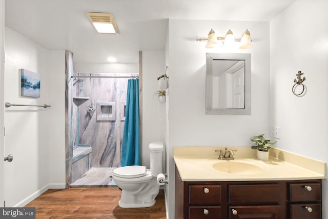 full bath featuring toilet, a shower with curtain, vanity, wood finished floors, and baseboards