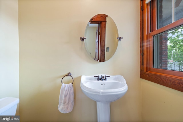 bathroom featuring toilet