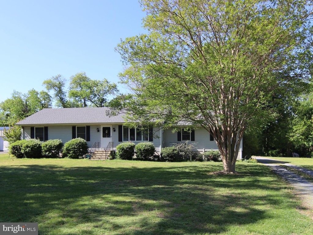 single story home with a front lawn