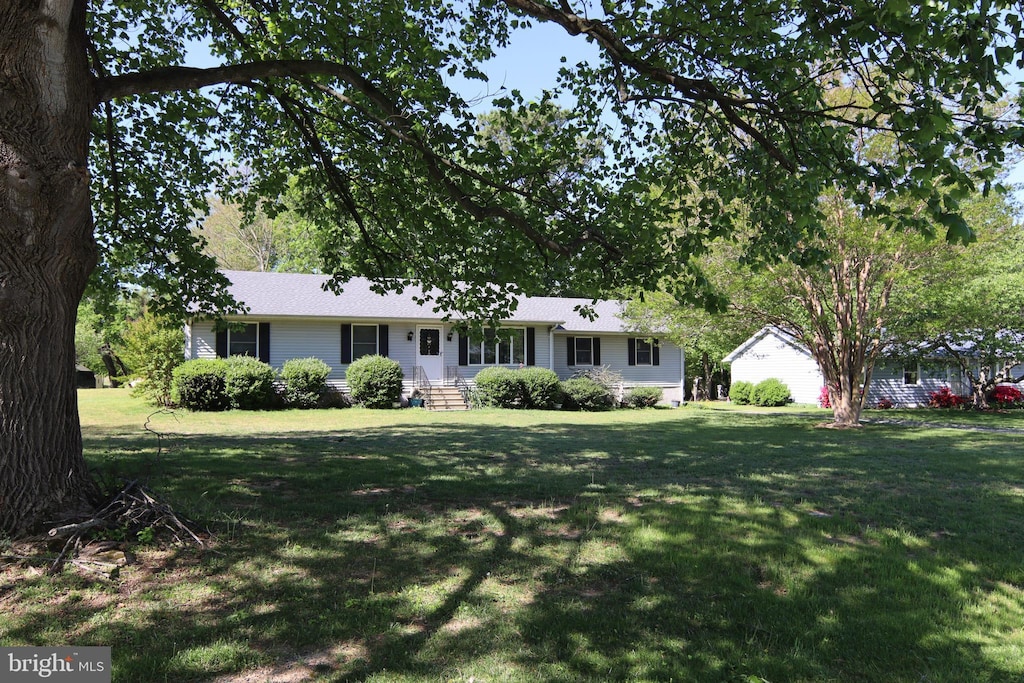 single story home featuring a front yard
