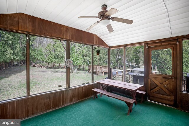 sunroom with a ceiling fan