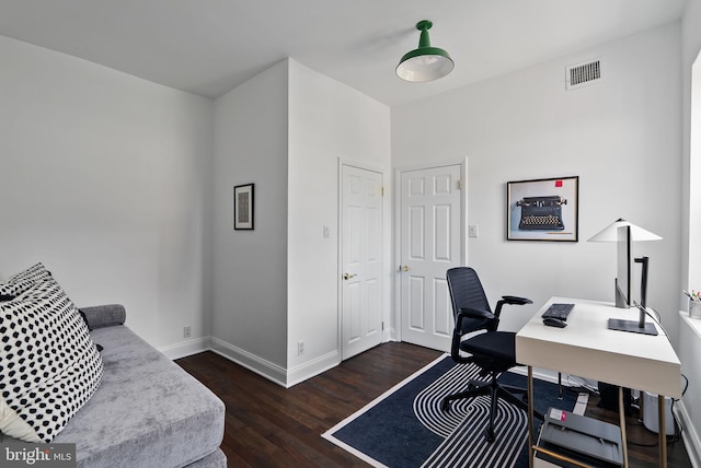 913 Spruce St, Philadelphia, PA 19107 - office area featuring dark wood finished floors and baseboards