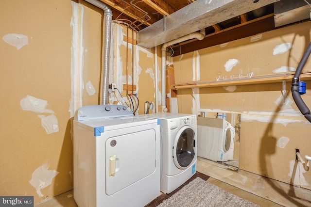 clothes washing area with laundry area and washing machine and dryer