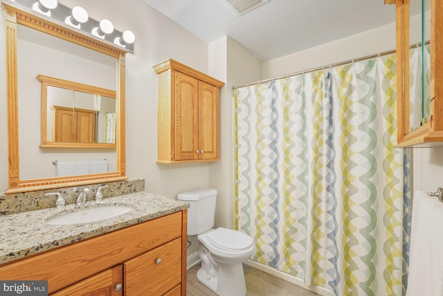 full bath with vanity, a shower with shower curtain, toilet, and visible vents