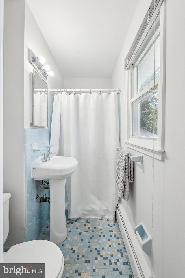 1612 7th Pl, Mclean, VA 22101 - bathroom featuring toilet, curtained shower, baseboard heating, and tile walls