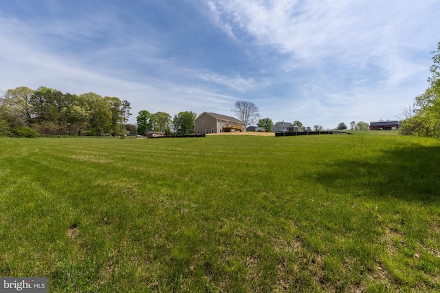 view of yard featuring a rural view