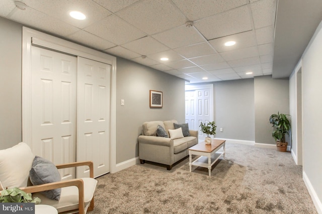 living room with recessed lighting, carpet flooring, a drop ceiling, and baseboards