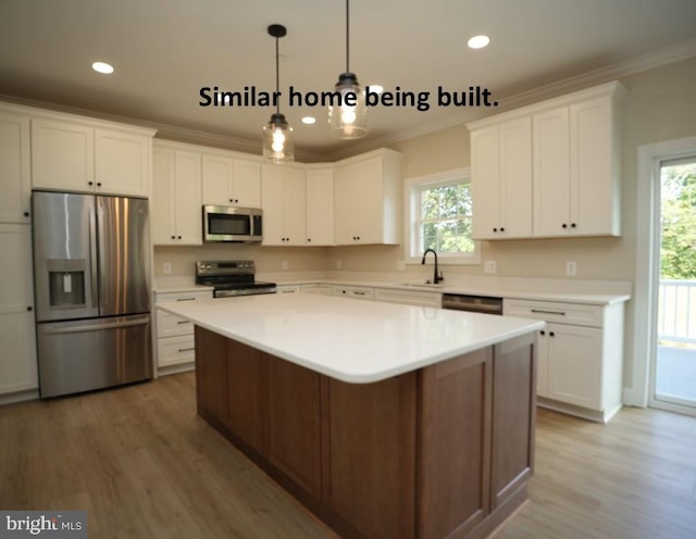 kitchen featuring crown molding, a sink, stainless steel appliances, and light wood-style floors