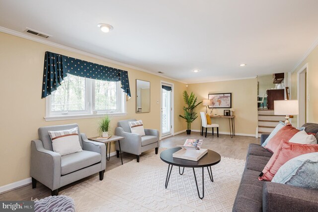 living area featuring crown molding, baseboards, recessed lighting, and visible vents