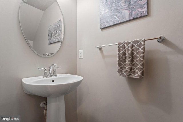 bathroom featuring a sink