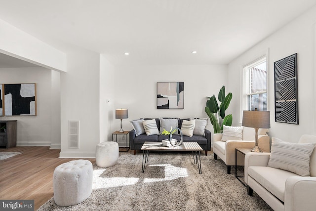 living room featuring recessed lighting, visible vents, wood finished floors, and baseboards