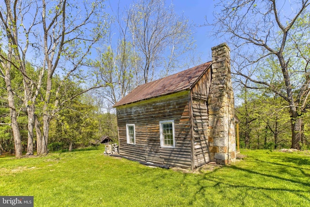 view of outdoor structure featuring an outbuilding