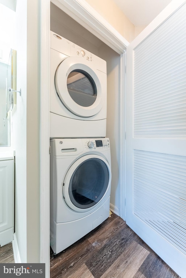 645 Constellation Sq SE Unit L, Leesburg, VA 20175 - laundry area featuring stacked washer and dryer and wood finished floors