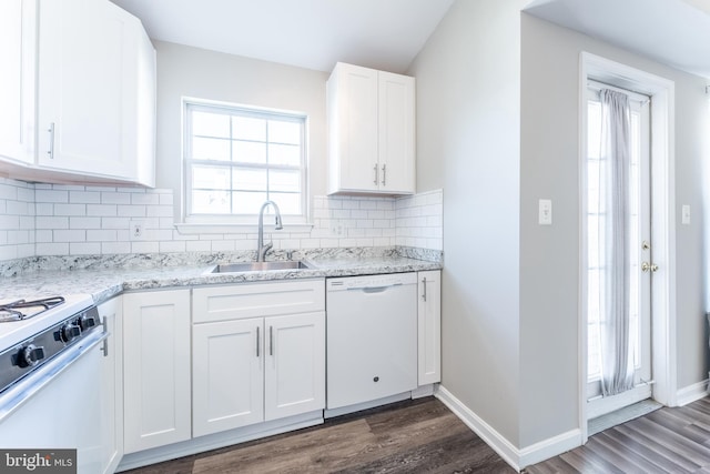 645 Constellation Sq SE Unit L, Leesburg, VA 20175 - kitchen featuring white cabinets, a sink, white appliances, dark wood-type flooring, and backsplash