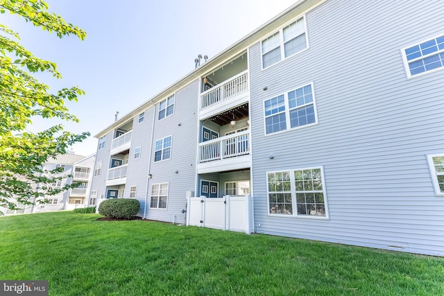 645 Constellation Sq SE Unit L, Leesburg, VA 20175 - view of building exterior featuring fence