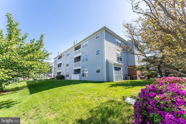 645 Constellation Sq SE Unit L, Leesburg, VA 20175 - back of property featuring a lawn and central AC unit