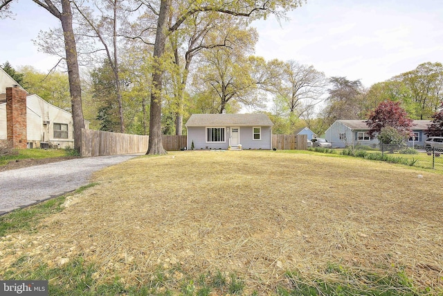 view of front facade featuring fence and driveway