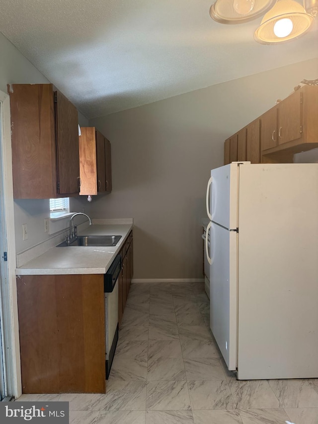 8135 Burnt Branch Dr, Salisbury, MD 21801 - kitchen with freestanding refrigerator, a sink, stainless steel dishwasher, light countertops, and baseboards