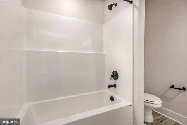 5 Cornwallis Cv, Ruther Glen, VA 22546 - full bathroom featuring wood finished floors, toilet, tub / shower combination, and baseboards
