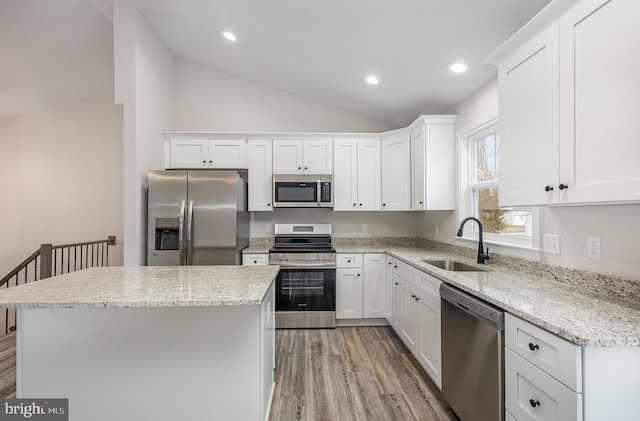 5 Cornwallis Cv, Ruther Glen, VA 22546 - kitchen featuring stainless steel appliances, a kitchen island, a sink, light wood-type flooring, and lofted ceiling