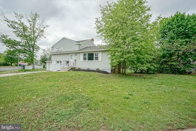 view of front of property featuring a front lawn