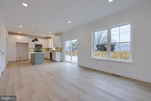 520 Woodcrest Ave, Lititz, PA 17543 - kitchen featuring recessed lighting, stainless steel appliances, tasteful backsplash, visible vents, and baseboards
