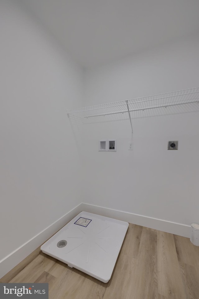 520 Woodcrest Ave, Lititz, PA 17543 - clothes washing area featuring hookup for a washing machine, wood finished floors, laundry area, and baseboards