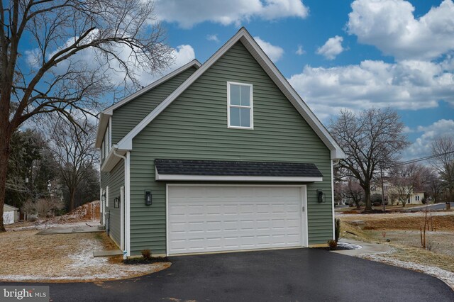 520 Woodcrest Ave, Lititz, PA 17543 - view of side of home with aphalt driveway and an attached garage
