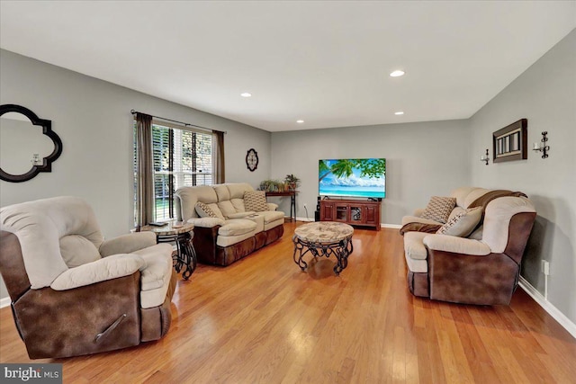 living area featuring light wood-style floors, recessed lighting, and baseboards