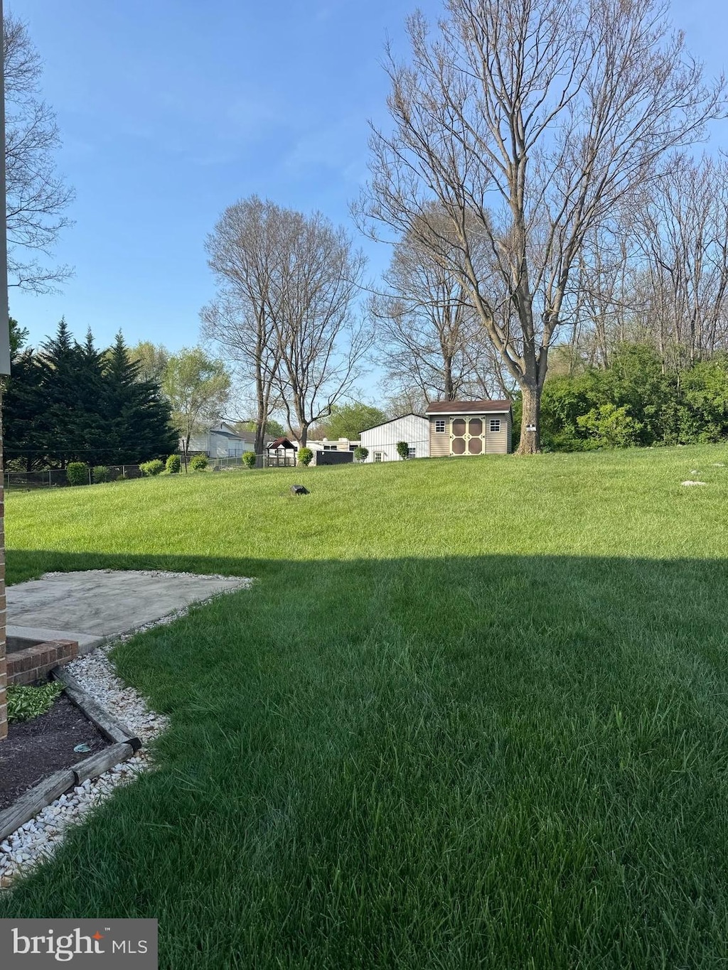 view of yard with an outbuilding