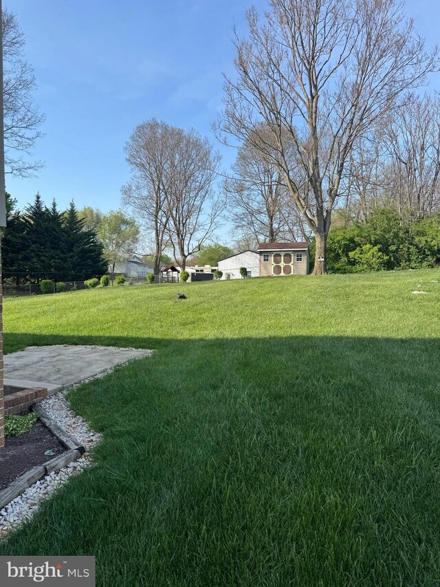 view of yard with an outbuilding