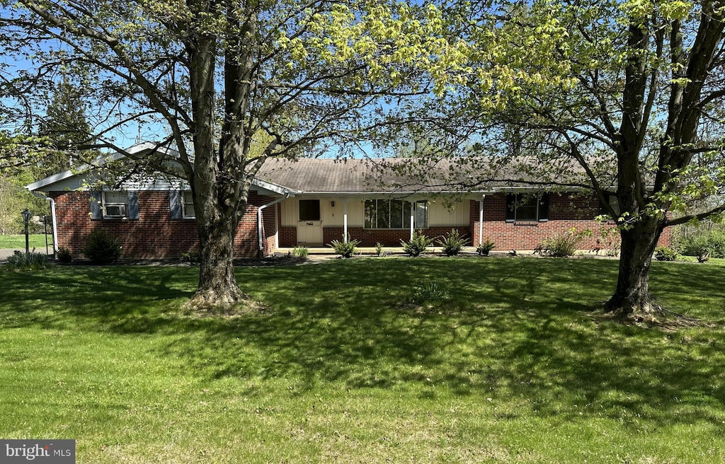 view of front of house with a front lawn and brick siding