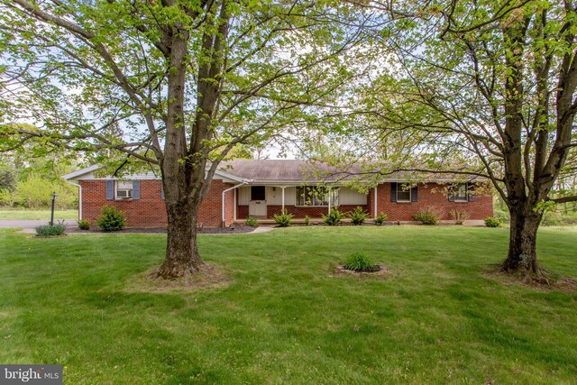 2500 Eberhart Rd, Quakertown, PA 18951 - ranch-style house featuring brick siding, a front lawn, and covered porch
