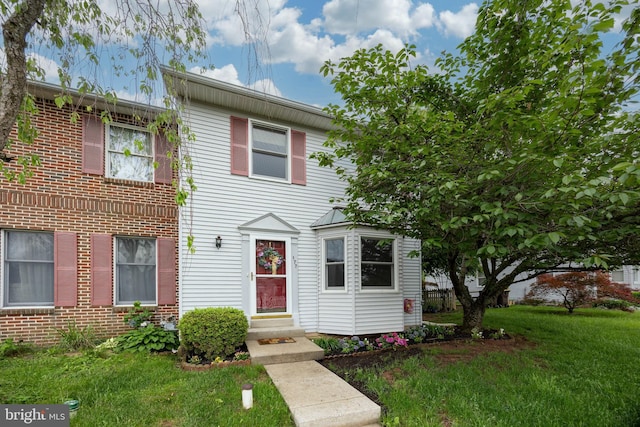 view of front facade featuring a front yard