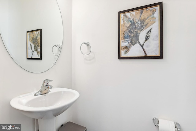 bathroom featuring a sink