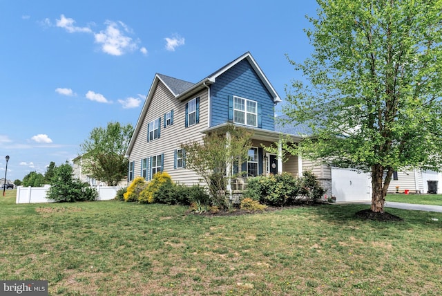 traditional home featuring fence and a front yard